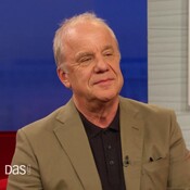 NDR Talk Show Moderator Hubertus Meyer-Burckhardt im Sofa-Gespräch