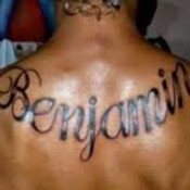 Se tatúa el nombre de un hijo que descubre que no es suyo
