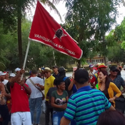 Trabajadores de muebles Ludema ondean la Bandera de Vanguardia Nacional
