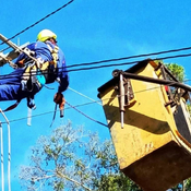Contingente de eléctricos cienfuegueros apoya restablecimiento del servicio en municipio habanero El Cotorro