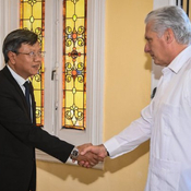 Firma Díaz-Canel libro de condolencias por fallecimiento de expresidente de Vietnam, Tran Duc Luong