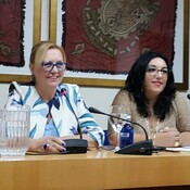 Marijose Muñoz lee las palabras del prólogo del libro de Doilores Ibarra 'La melodía de las amapolas'