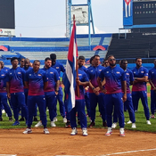 Premier 12: Recibe enseña nacional equipo Cuba