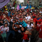 Jóvenes marchan en Caracas por la paz y PSUV ratifica total respaldo a Nicolás Maduro