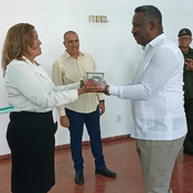 Otorgan Réplica del machete de Vicente García a Walter Simón Noris