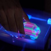 Investigadores de la Universidad de Navarra han conseguido crear por primera vez hologramas que se pueden agarrar y mani