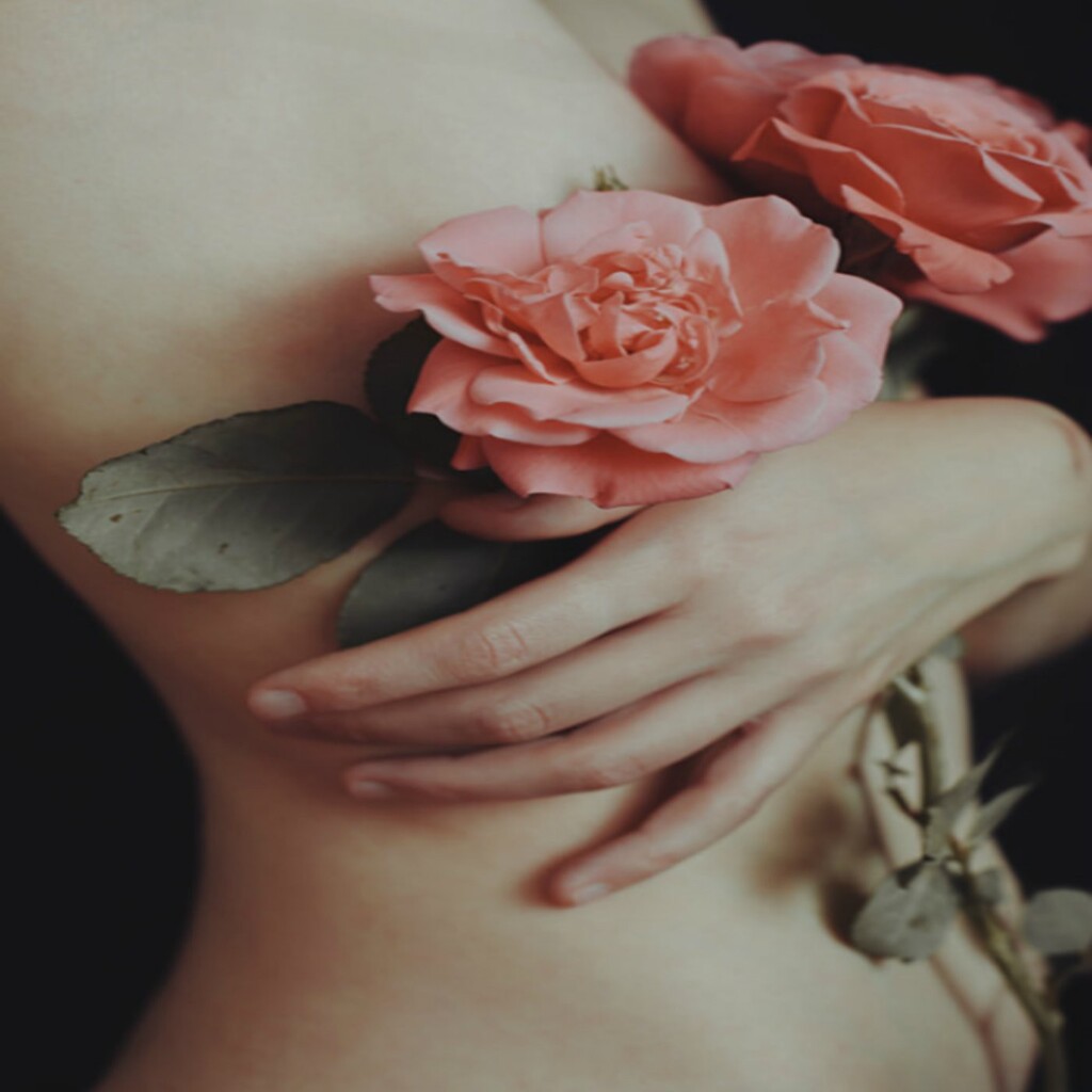 Песни нежное это организм. Эстетика женского тела. Тело в цветах. Женское тело и цветы. Женское тело в цветах.